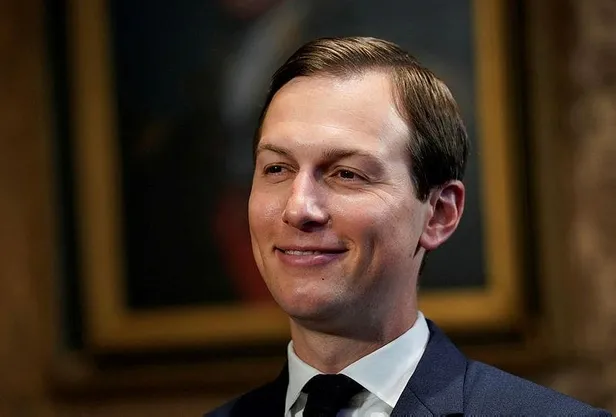 ABD Başkanı Donald Trump'ın damadı ve başdanışmanı Jared Kushner, ağzındaki baklayı çıkardı-1