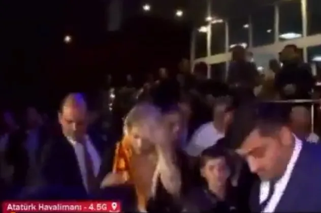 Mauro Icardi'nin eşi Wanda Nara'ya nazar değdi! Havalimanında yere düştü