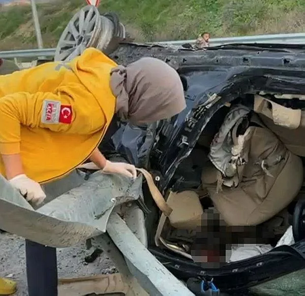 feci-kaza-mersinde-bariyere-carpan-otomobil-paramparca-oldu-1706527681792.jpeg Feci kaza! Mersin'de bariyere çarpan otomobil paramparça oldu-4