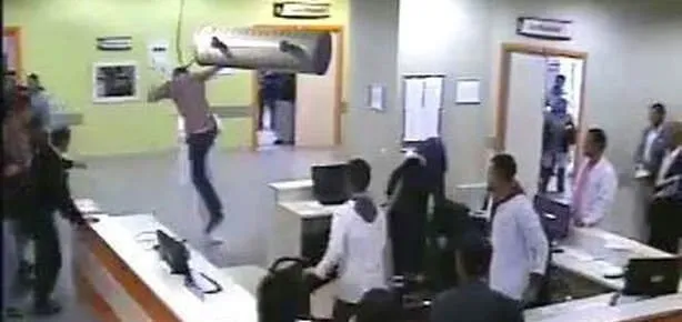 Acil servis doktoruna uçan tekme!