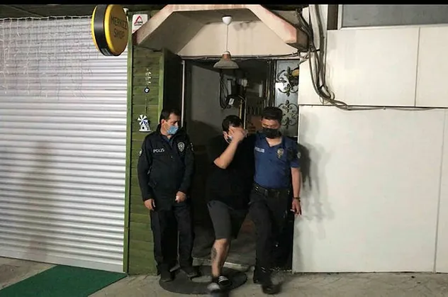 Sakarya'da hareketli gece! Polisi görüp kendilerini dükkana kilitlediler
