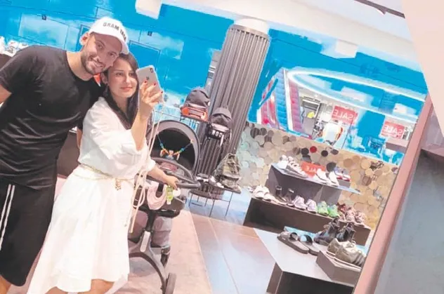 Hakan Çalhanoğlu eşi ve kızıyla alışverişe çıktı