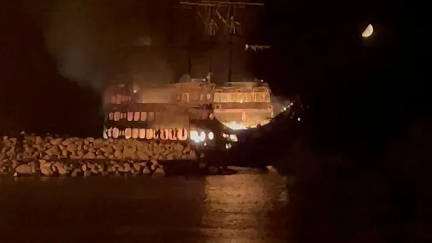 alanyada-4-gezi-teknesinde-yangin-alev-topuna-donduler-1629065171566.jpeg Alanya’da 4 gezi teknesinde yangın! Alev topuna döndüler-4