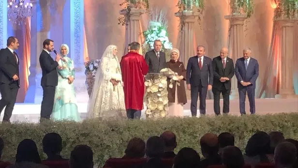 baskan-erdogan-yegeni-sevde-erdoganin-nikah-sahitligini-yapti-1583597528273.jpeg