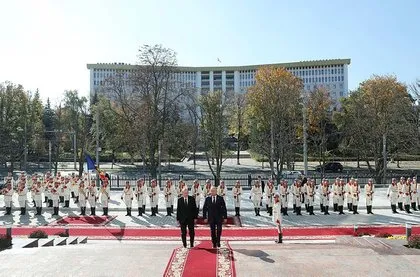 Başkan Erdoğan ve eşi Emine Erdoğan Moldova’da resmi törenle karşılandı
