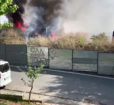 İstanbul'da işçilerin kaldığı konteyner alevlere teslim oldu-1