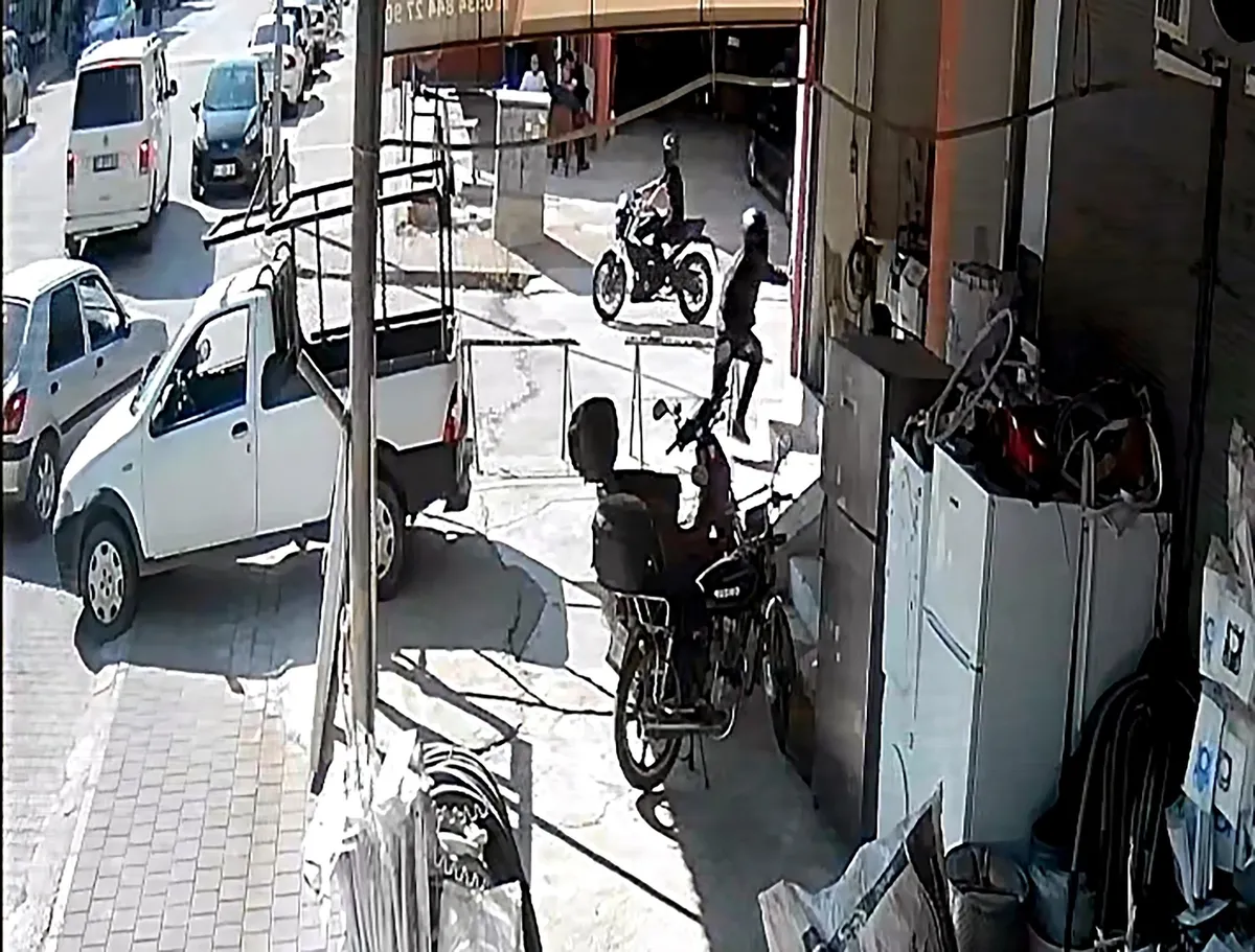 1784565801064.jpeg Adana'da kasklı saldırgan dehşeti: İş yerinde oturan PVC ustasını kurşun yağmuruna tuttu-2