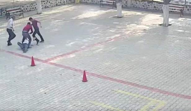 Diyarbakır'daki okulda dayak skandalı! Veliler çocukların gözü önünde öğretmeni dövdü-4