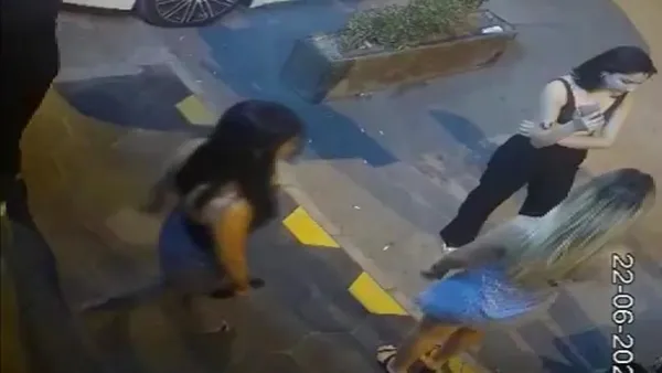 altin-disli-sahte-savci-film-gibi-operasyon-azerbaycan-uyruklu-leman-n-gazinoda-yakalandi-1656055586585.jpg Altın dişli sahte savcı! Film gibi operasyon: Azerbaycan uyruklu Leman N. gazinoda yakalandı-8