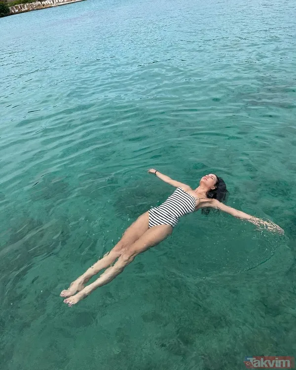 Demet Özdemir bikini sezonunu açtı! Oğuzhan Koç’un müstakbel eşi denizde resmen şov yaptı! Herkes onu konuştu hem Hazal Kaya ile hem... - 10