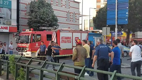 1653991782223.jpg Ümraniye'de dehşet anları! Bıçağı boğazına dayadı engel olmak isteyenlere saldırdı-3