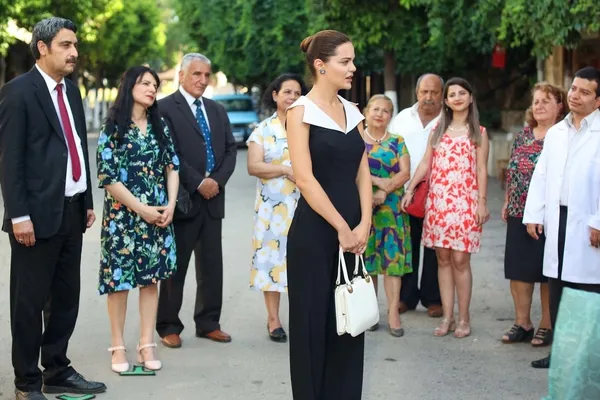 bir-zamanlar-cukurovada-buyuk-finale-cok-az-kaldi-zuleyha-aska-tovbe-ediyor-hakanin-mirasini-halka-dagitiyor-1654701564799.jpg Bir Zamanlar Çukurova’da büyük finale çok az kaldı: Züleyha aşka tövbe ediyor! Hakan’ın mirasını halka dağıtıyor-5