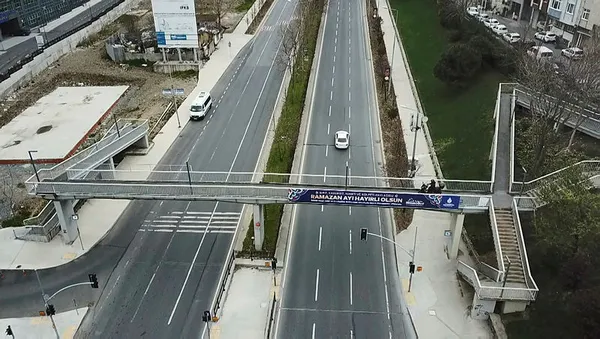 1618741980710.jpg İstanbul'da yaya geçidinde tepki çeken görüntü! "Çok şaşırdık"-3