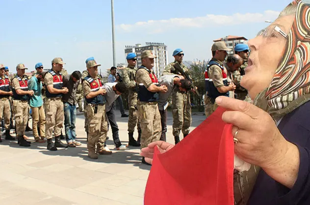 PKK'lı hainleri görünce yüzlerine tükürdü