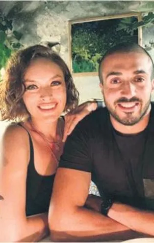 Mustafa Aksakallı ve Ezgi Mola çifti evliliğe yorumsuz