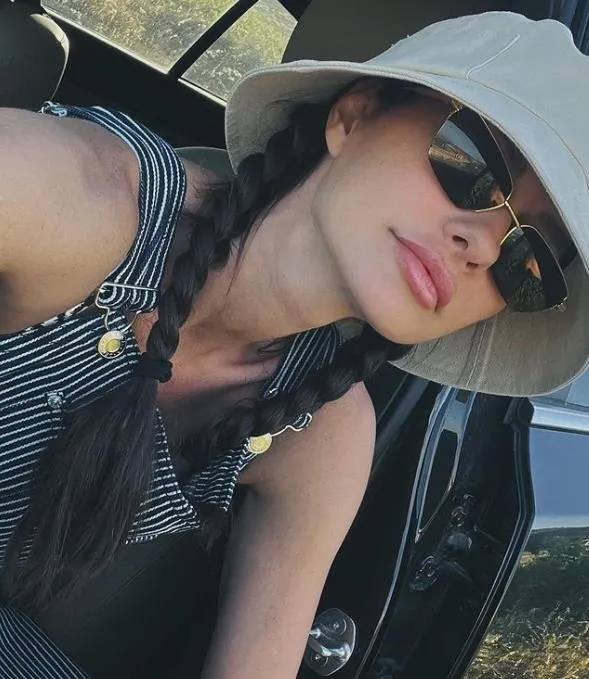 sosyetik-guzel-yasemin-ozilhanin-mutevazi-tatiline-ovgu-yagdi-1657047168433.jpeg Sosyetik güzel Yasemin Özilhan'ın mütevazi tatiline övgü yağdı-7