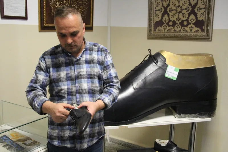 turkiyede-rekor-kirildi-tam-222-numara-ayakkabi-uretildi-1777464079414.jpg Türkiye’de rekor kırıldı: Tam 222 numara ayakkabı üretildi-2