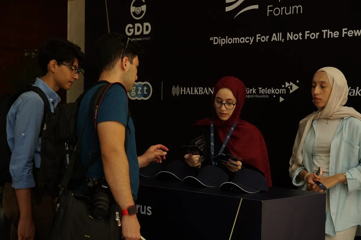 bosphorus-diplomasi-forumunda-gencler-sahnede-1786524911216.jpeg Bosphorus Diplomasi Forumu'nda genç imzası: 30 milletten öğrenci İstanbul'da buluştu-4