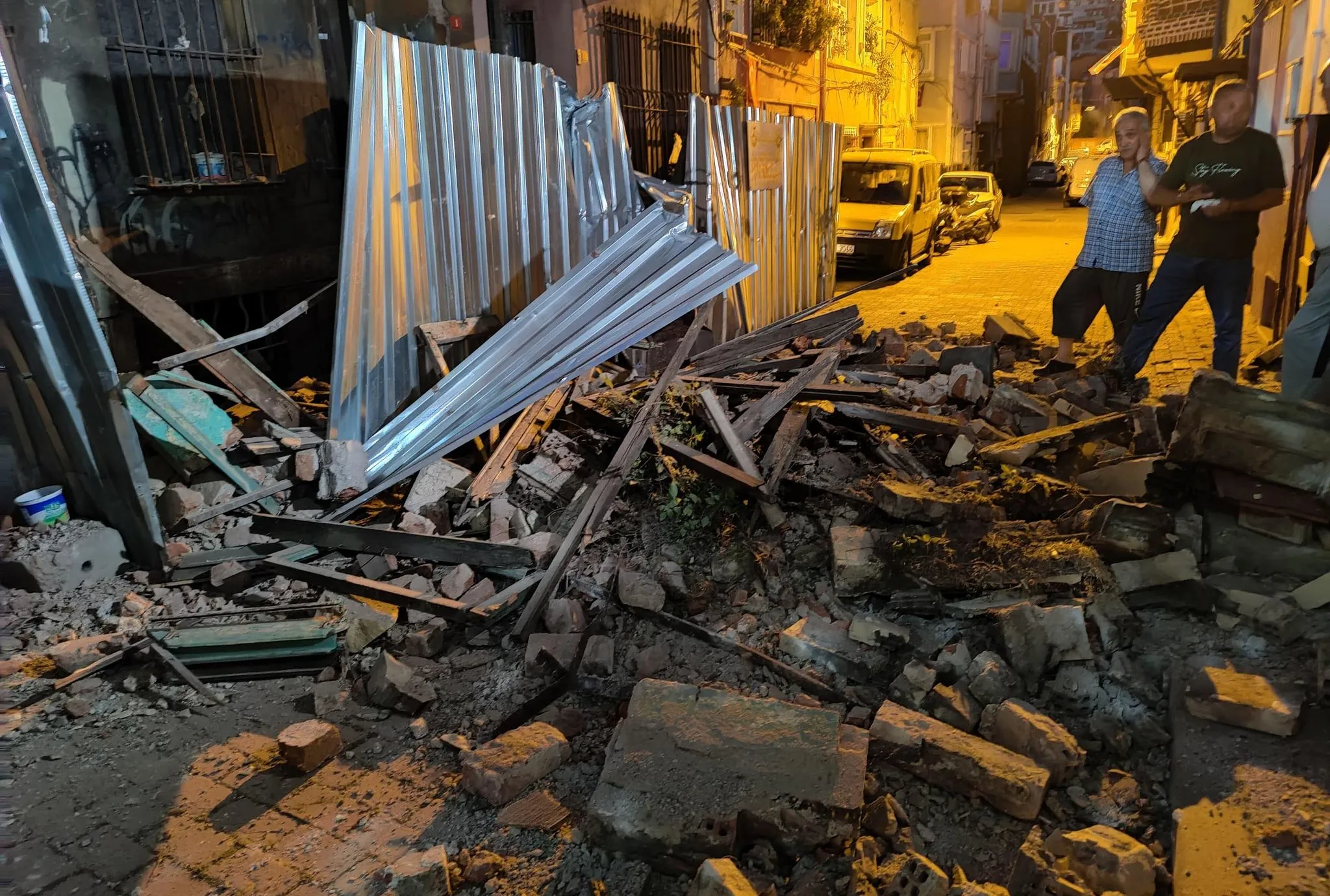 Fatih’de metruk tarihi bina çöktü!