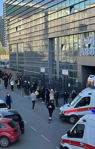 İstanbul'daki hastanelerde Omicron varyantı nedeniyle aşı ve PCR test kuyrukları oluştu