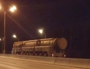 Rusya'ya ait Topol-M balistik füzesi Moskova'da sevkiyat halindeyken görüntülendi