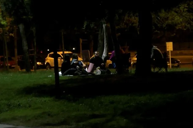Kartal sahilde pes dedirten görüntü! Yasağa rağmen piknik yaptılar
