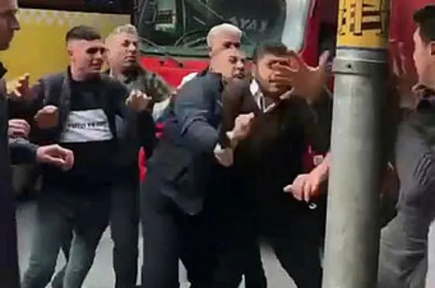 İETT şoförü ile kamyon sürücüsü birbirine girdi! İstanbul'da trafikte yol verme kavgası