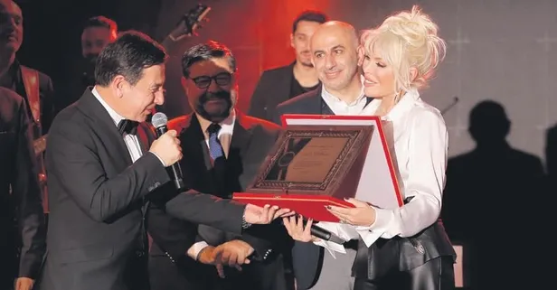 75 yaşındaki Ajda Pekkan'a duygulandıran ödül! Pekkan, Bodrum'un kültür ve sanat elçisi oldu