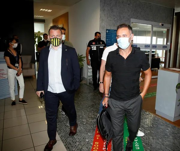 emre-belozoglunun-kufredip-kovdugu-nabil-dirar-yeniden-fenerbahcede-mi-vitor-pereira-ile-umutlandi-1625420918463.jpg Emre Belözoğlu'nun küfredip kovduğu Nabil Dirar, yeniden Fenerbahçe'de mi? Vitor Pereira ile umutlandı-8