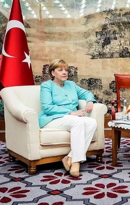 Alman basını: Merkel Erdoğan'ın önünde diz çöktü