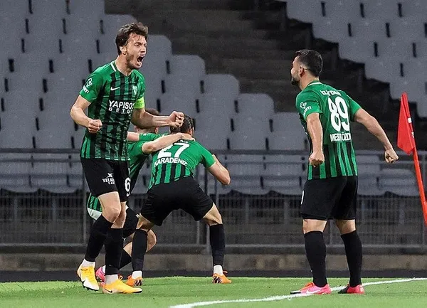 Son dakika: Kocaelispor, Sakaryaspor'u 4-0 yenerek TFF 1. Lig'e yükseldi-4