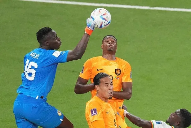 hollanda-tarihte-ilk-kez-karsi-karsiya-geldigi-senegali-2-0-maglup-etti-1669053741501.jpeg