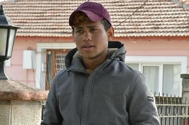 Son dakika: Yunan askerinden göçmenlere insanlık dışı muamele!  Burnunu kırıp parasını aldılar