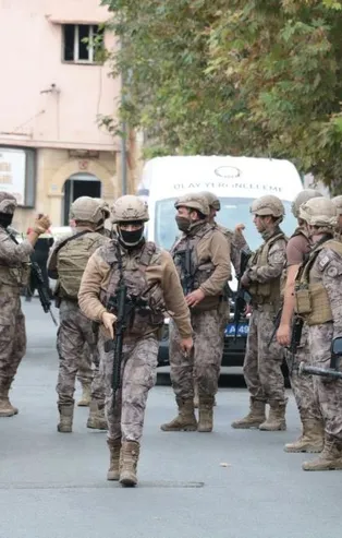 Operasyona giden ekibe saldırı: 3 polis yaralandı, 1 şüpheli ölü ele geçirildi