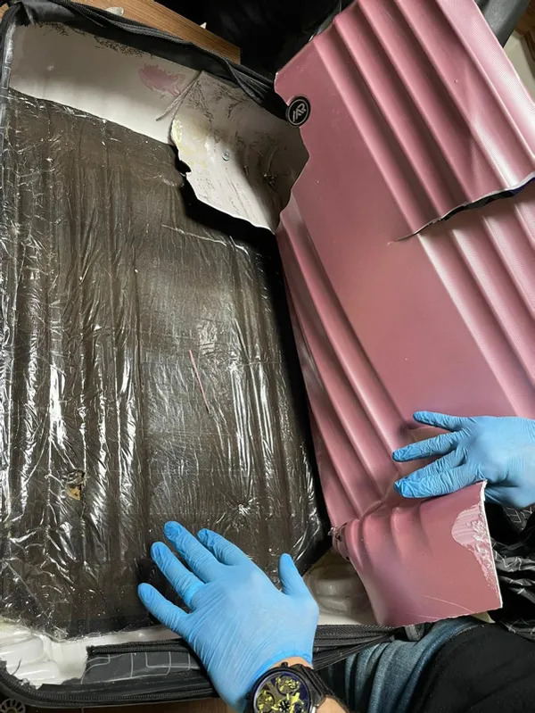 vanda-havalimaninda-teror-suphelisinin-valizinde-eroin-yakalandi-1639115747552.jpg Van'da havalimanında terör şüphelisinin valizinde eroin yakalandı-2