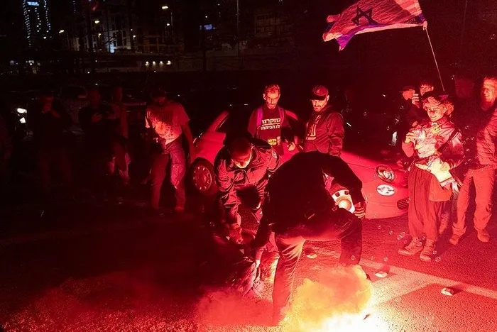 katil-netanyahuya-karsi-24-saatlik-miting-tel-aviv-ayaklandi-bibiyi-verip-esirleri-alalim-once-protesto-sonra-1705218274768.jpeg Katil Netanyahu’ya karşı 24 saatlik miting! Tel Aviv ayaklandı: Bibi’yi verip esirleri alalım! Önce protesto sonra grev-2