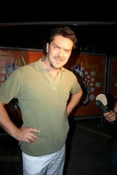 camdaki-kiz-sedat-bakin-gercekte-ne-is-yapiyormus-feyyaz-serifoglu2nun-meslegi-sevenlerini-soke-etti-1667847606566.jpg Feyyaz Şerifoğlu'nun mesleği sevenlerini şoke etti... Camdaki Kız Sedat bakın gerçekte ne iş yapıyormuş!-7