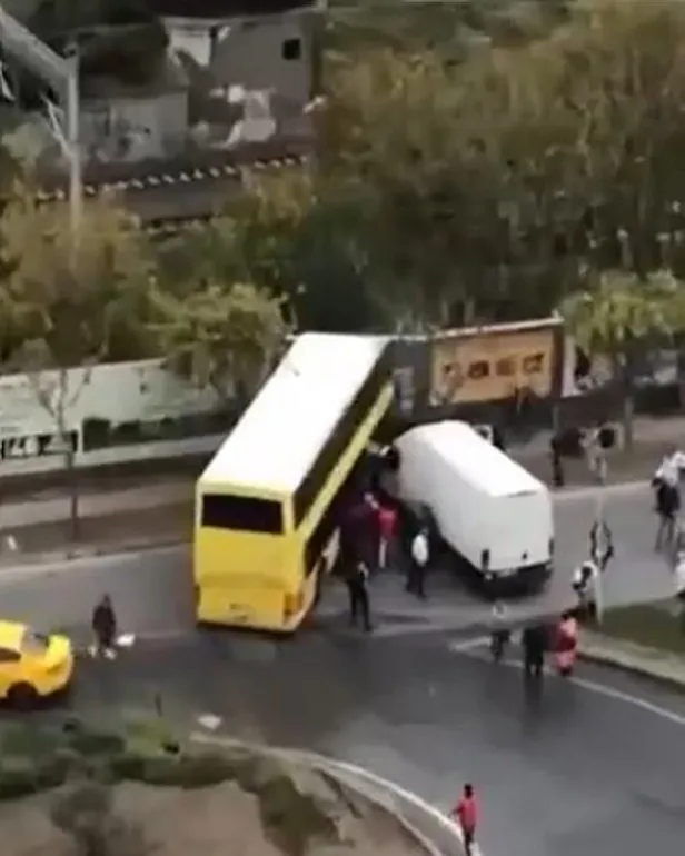 yine-facia-basaksehirde-iett-otobusu-reklam-panolarina-carpti-1667823364004.jpg Yine facia! Başakşehir'de İETT otobüsü reklam panolarına çarptı-3