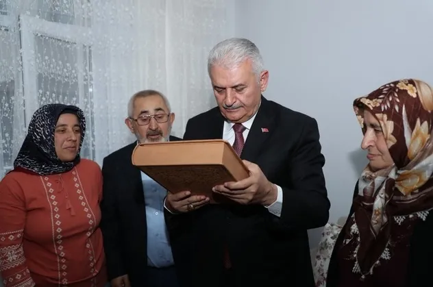 Binali Yıldırım’dan şehit ailesine ziyaret