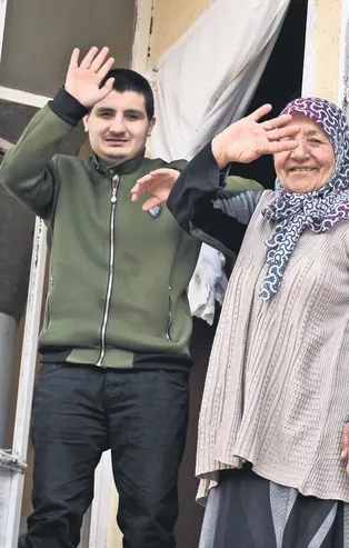 Anne ve babası tarafından terk edilen Emre'yi yanına alan Zeynep teyze hayatını adeta ona adadı