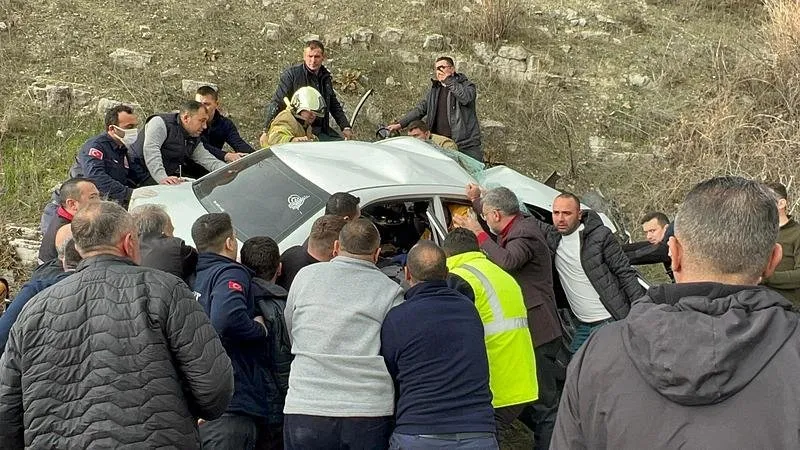 Balıkesir'in Kepsut ilçesinde minibüs ile otomobilin çarpıştığı kazada ilk belirlemelere göre, 2 kişi hayatını kaybetti, çok sayıda kişi yaralandı. (AA)