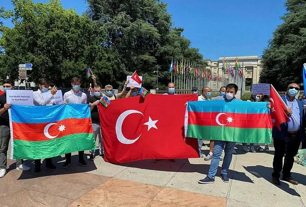 İsviçre'deki Türkler tepkili! BM Cenevre Ofisi önünde Ermenistan'ın saldırıları protesto edildi-1