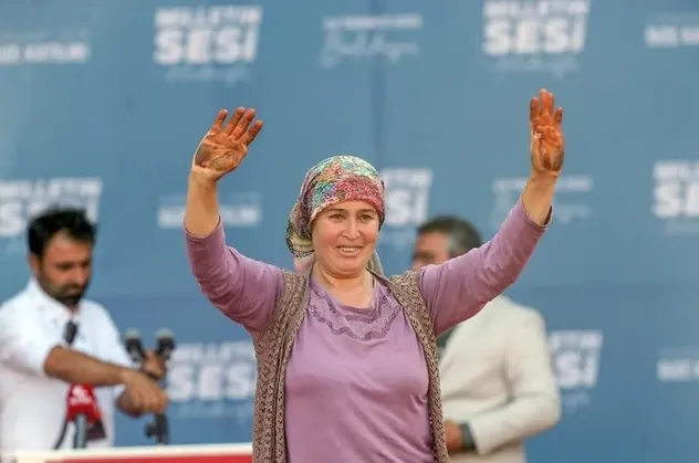 Kılıçdaroğlu mitinginde konuşan Esma Ay, AK Parti'ye üye oldu: Verdikleri sözleri tutmadılar