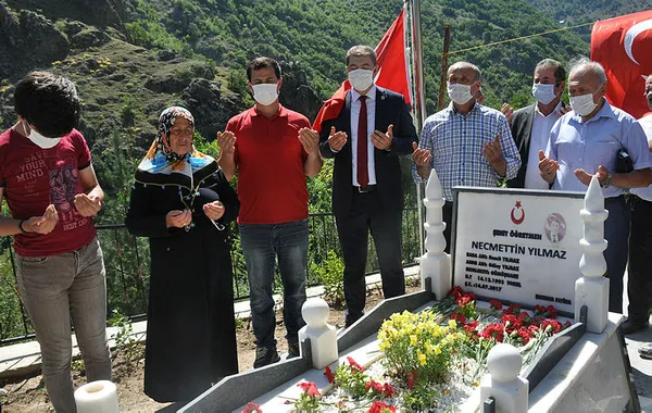 tuncelide-teror-orgutu-pkknin-3-yil-once-orucluyken-sehit-ettigi-ogretmen-necmettin-yilmaz-mezari-basinda-anildi-1594912290158.jpg Tunceli'de terör örgütü PKK'nın, 3 yıl önce oruçluyken şehit ettiği öğretmen Necmettin Yılmaz mezarı başında anıldı-2