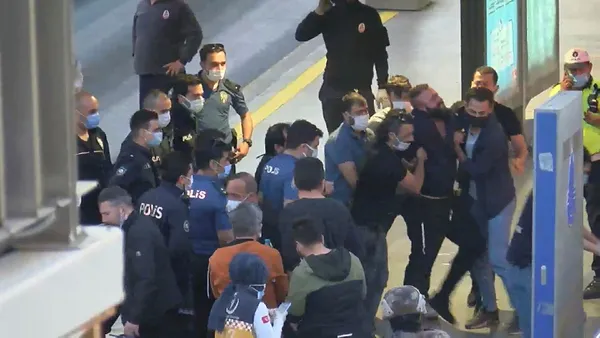 son-dakika-istanbulda-metrobusu-rehin-alan-sahis-gozaltina-alindi-1620928011693.jpg Son dakika! İstanbul'da metrobüsü rehin alan şahıs gözaltına alındı!-2
