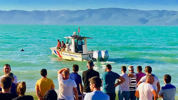 Abisinin boğulduğu haberini alır almaz kendini göle attı-4