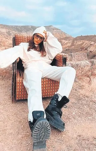 Yağmur Tanrısevsin'den havalı poz