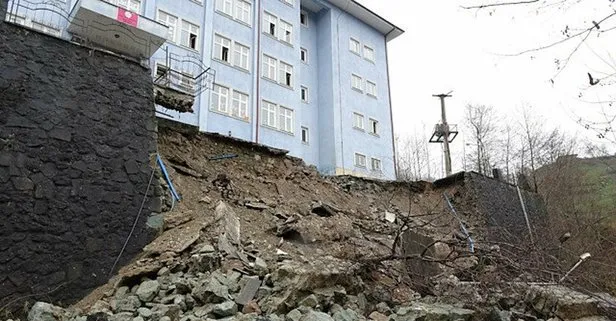 Trabzon’da faciadan dönüldü! Tahliye edilen riskli okulun istinat duvarı çöktü