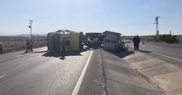 Konya'da tır devrildi! Yemler yola savruldu: Yaralılar var