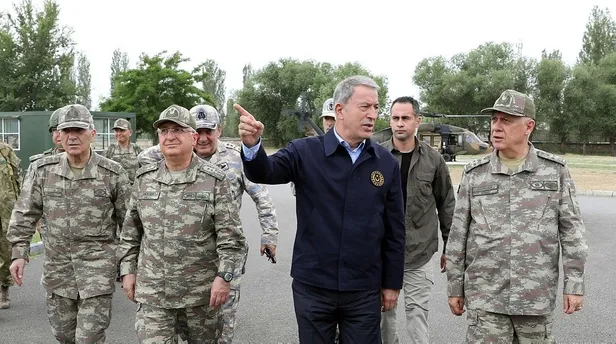 SON DAKİKA: Bakan Akar 5. Hudut Alayı'nda denetlemelerde bulundu-3